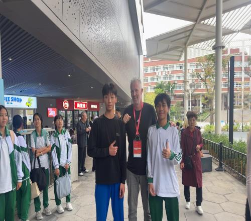 看臺上、觀眾席、賽場邊的十五運會