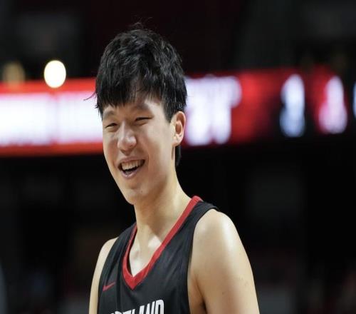 相差甚遠(yuǎn)！NBA25屆首輪內(nèi)線新秀季前賽首秀數(shù)據(jù)表現(xiàn)對(duì)比