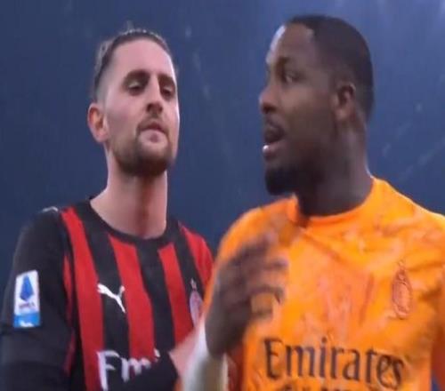 對(duì)補(bǔ)時(shí)階段點(diǎn)球的判罰十分不滿，邁尼昂比賽結(jié)束后爆粗罵裁判