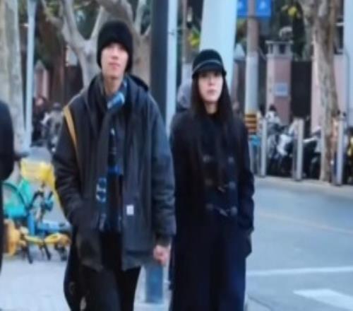 攜女友逛街被街拍B站UP主分享街拍視頻主人公疑似ON