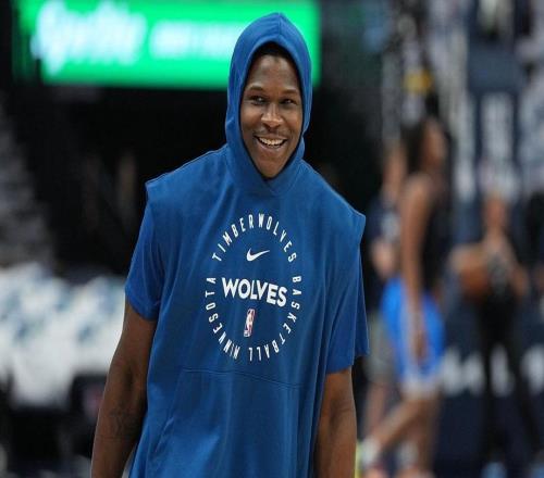 愛(ài)德華茲聲稱，他曾告訴高中好友，要對(duì)NBA球星“狠狠地揍”一頓