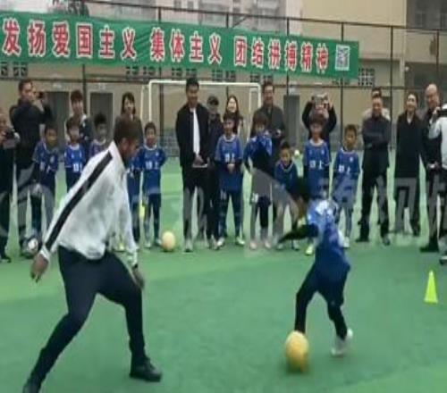 英甲榜首球隊開展中英足球交流活動，名宿前往鄭州一小學(xué)互動