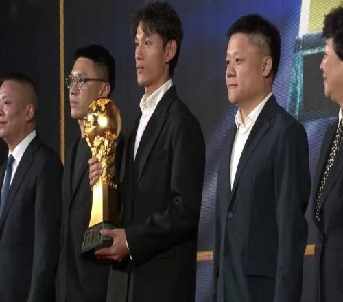 榮耀時刻，王燊超代表實現(xiàn)三連冠的上海海港捧起火神杯