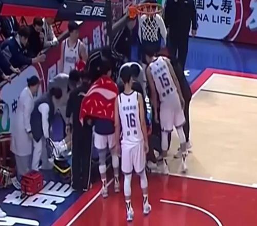 脖子扭傷！CBA廣告牌又傷一人，需要做出改變！