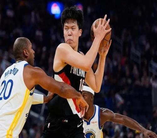 楊瀚森NBA首秀6犯離場，4失誤被黑粉怒噴，球隊被逆轉不背鍋