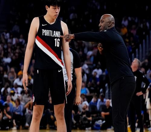 NBA三消息：楊瀚森拿到美國(guó)駕照，布勞恩續(xù)約掘金，火箭五大首發(fā)