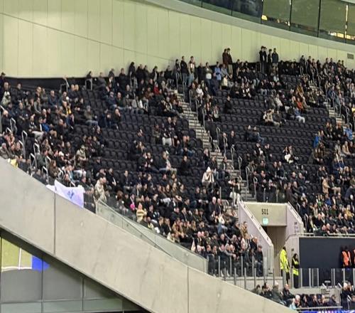 現(xiàn)場(chǎng)球迷減少，電訊報(bào)：熱刺的豪華主場(chǎng)和糟糕表現(xiàn)形成了反差