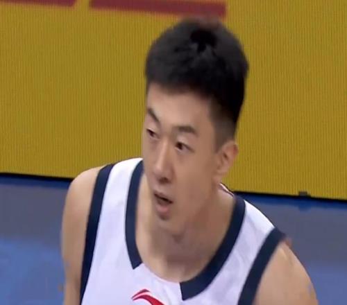 廣東24分大勝！徐杰創(chuàng)紀錄，胡明軒13中3，奎因傷退，薩林杰25+13