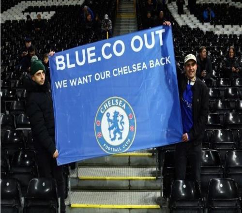 表達不滿，客戰(zhàn)富勒姆時切爾西球迷拉起“BlueCoOut”旗幟