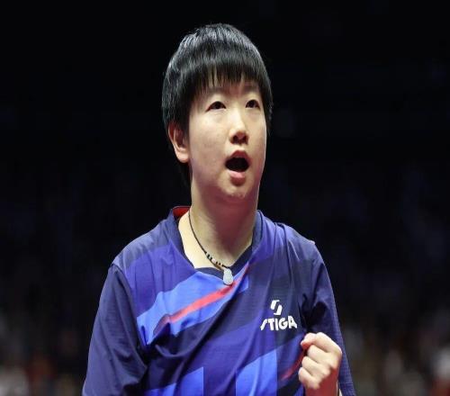 孫穎莎：我覺得曼昱是當(dāng)今女乒最優(yōu)秀的王曼昱：我有點(diǎn)不好意思了，我覺得莎莎要更好、更強(qiáng)一些