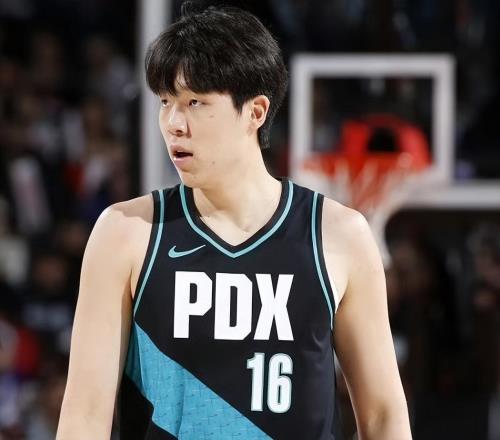 9分5板3助1帽！楊瀚森一戰(zhàn)刷新5項(xiàng)NBA新高，開(kāi)拓者主帥把話(huà)挑明