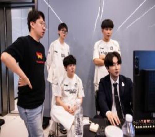對iG來說是好事本賽段iG對AL慘遭小局5連敗而對上TES則是小局戰(zhàn)平