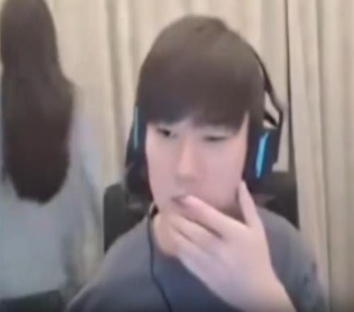 jackeylove女友55現身直播間：拿外賣(mài)偷感十足只敢背對鏡頭