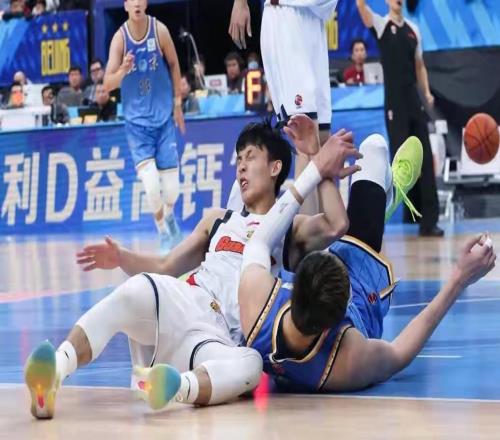 嚴(yán)懲薩姆納，惡意傷害周琦卻坑了徐杰，杜鋒有苦說不出，球迷憤怒