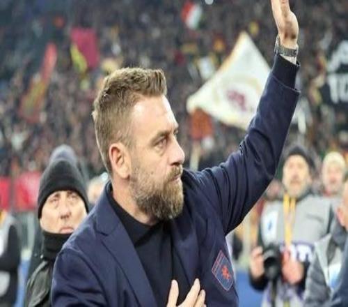 “你永遠(yuǎn)不會(huì)成為我們的敵人”，羅馬球迷橫幅致敬客隊(duì)主帥德羅西