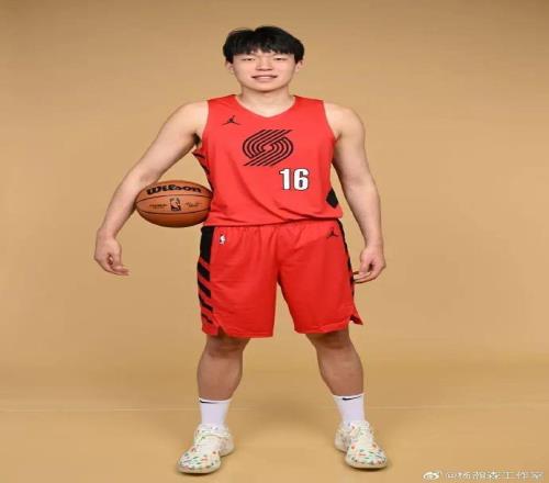 楊瀚森亮相NBA媒體日：談缺席亞洲杯原因，稱融入球隊靠“伸手不打笑臉人”10月9日開拓者迎季前賽首秀