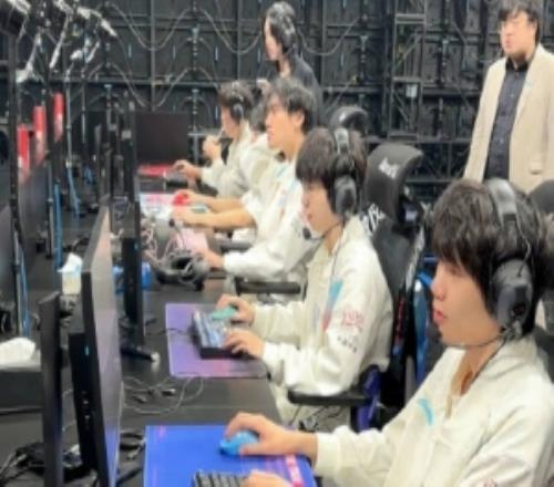 BLG發(fā)布選手賽前動態(tài)：認真調試中比賽加油