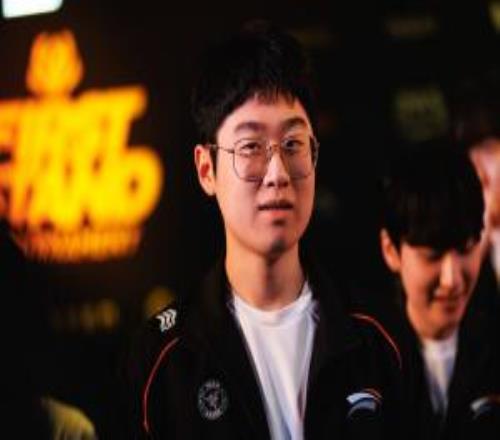 HLE上單Zeus更新社媒慶祝T1三連冠：祝賀你們