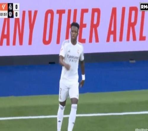 不滿球隊近期表現(xiàn)，皇馬球迷用噓聲對待皇馬球員