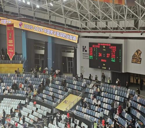 摸魚賽CBA首場(chǎng)潛力賽，場(chǎng)面冷清+觀眾離場(chǎng)，媒體人：看不下去