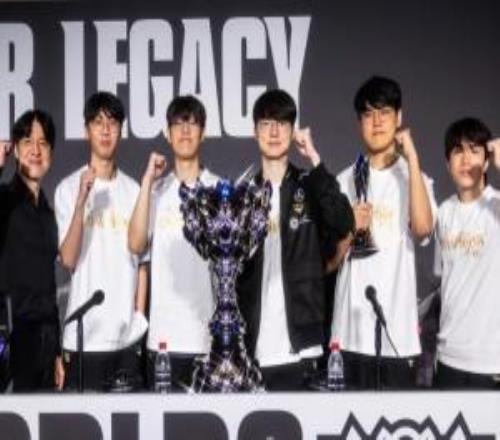 嚇哭！LOL官方分享T1隊伍照片：一張照片里面有21個全球總決賽冠軍