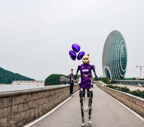 “懷馬”彩蛋！國內(nèi)馬拉松首次引入人形機器人“陪跑兔子”