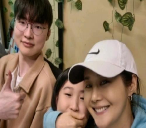 韓國女演員金佳妍分享和Faker的合照