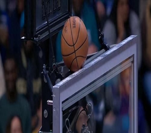 啞火庫里整場被圍剿仍高效地可怕,幽默回應(yīng)傷情,賽后被格林調(diào)侃