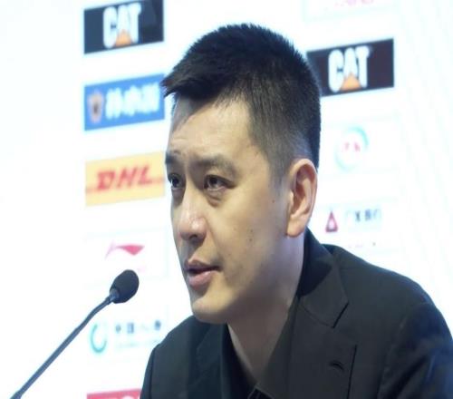 楊鳴：球隊現(xiàn)在缺少一個領(lǐng)袖帶領(lǐng)大家團結(jié)在一起并走出低谷