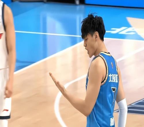 北京半場打花廣東！曾凡博+雙外41分，薩姆納空砍23分，徐杰傷退