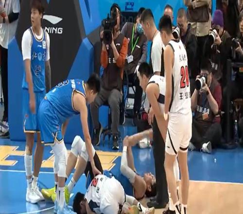 患難見(jiàn)真情！趙睿著(zhù)急為徐杰叫隊醫周琦卻選擇默默離開(kāi)