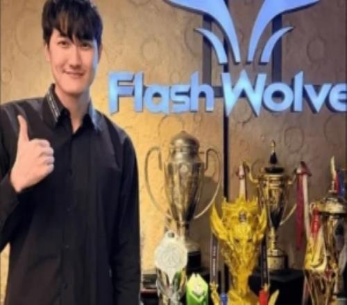 榮譽(yù)滿滿！Karsa分享與老東家閃電狼獎(jiǎng)杯合照