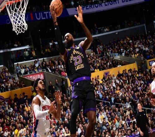 106128！詹姆斯41歲生日夜17分，湖人主場22分慘敗活塞