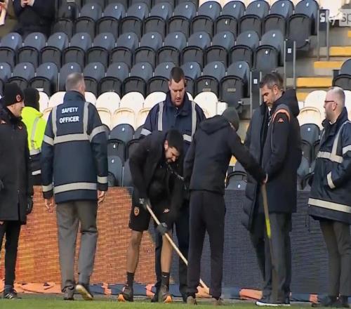 赫爾城工作人員用噴燈為球場(chǎng)除冰，防止比賽延期未果