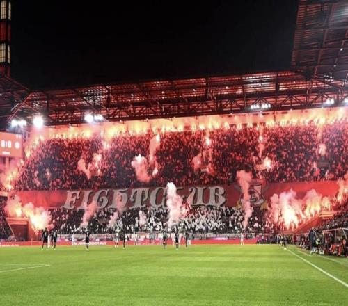 科隆球迷放煙火致球場(chǎng)能見度下降，拜仁與科隆的比賽被迫中斷