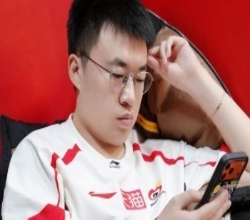 春天何時來！Xiaohu狀態(tài)持續(xù)低迷對線團戰(zhàn)頻頻送頭葬送比賽