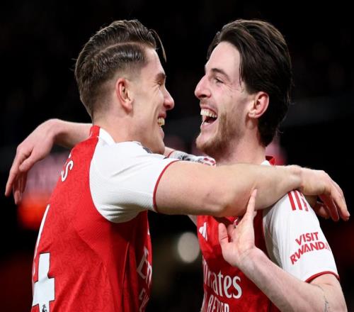 一場(chǎng)21踢出5連勝，英超領(lǐng)頭羊狂攬42分，曼城緊追不舍