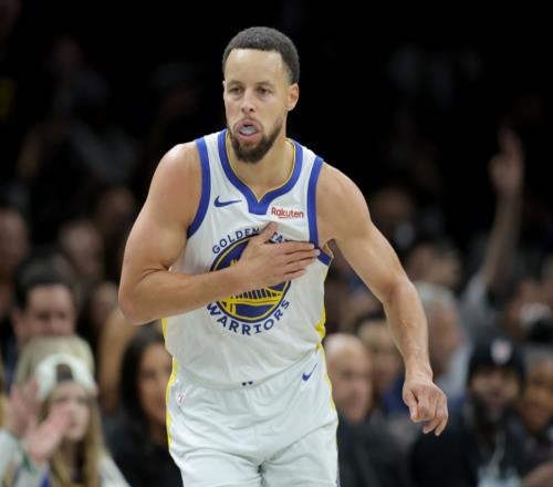 第400場(chǎng)！庫(kù)里又創(chuàng)造NBA歷史第一紀(jì)錄，37歲年薪5960萬(wàn)是有原因的