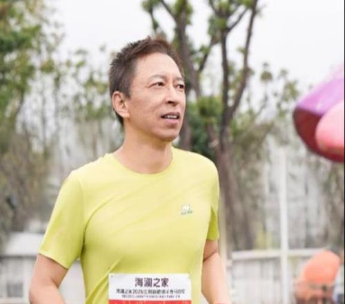 張朝陽(yáng)江陰半馬首秀2小時(shí)36分完賽雨中解鎖地標(biāo)盛贊賽道文化