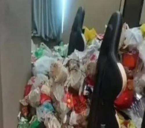 一電競(jìng)酒店退房后畫面“不堪入目”垃圾堆積超1米耗時(shí)三天清理所有垃圾