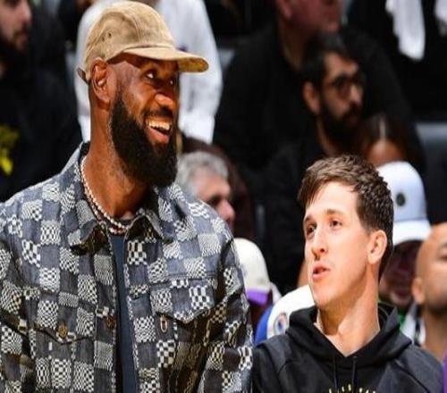 曝詹姆斯已被批準(zhǔn)進(jìn)行對(duì)抗性訓(xùn)練12周內(nèi)接受重新評(píng)估