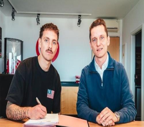 官方：美因茨簽下奧格斯堡前鋒蒂茨，雙方簽約兩年半