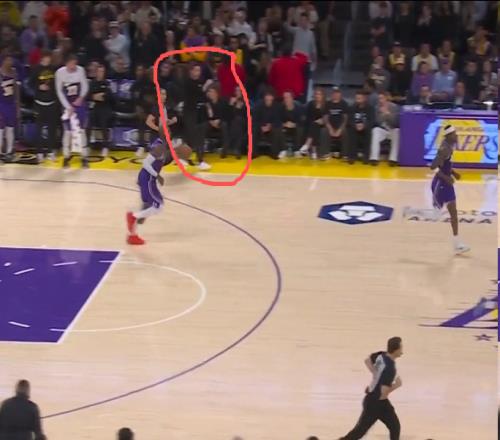 詹姆斯最后一攻詢問雷迪克是否暫停后者：直接打！最終失誤輸球