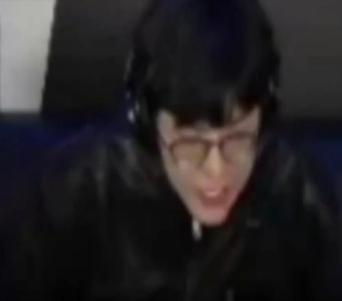 Jiejie：撐過了T1對線還有T1的打團頂住了T1團戰(zhàn)還有一手T1奇跡