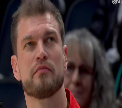 斯普利特服了！給楊瀚森特殊優(yōu)待，單獨(dú)擁抱小楊，這簡(jiǎn)直就是五贏