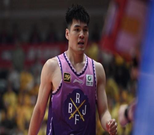 媒体人：陈国豪接近以超级B类合同转会广东，王少杰回北控