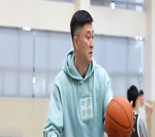 廣東隊(duì)訓(xùn)練！胡明軒苦練三分球杜鋒很嚴(yán)肅徐杰不吭聲