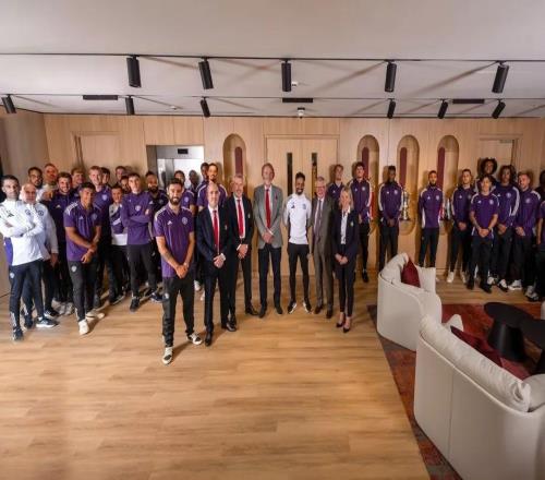 鏡報(bào)：曼聯(lián)100英鎊開(kāi)放球迷參觀卡靈頓新基地，可進(jìn)入更衣室