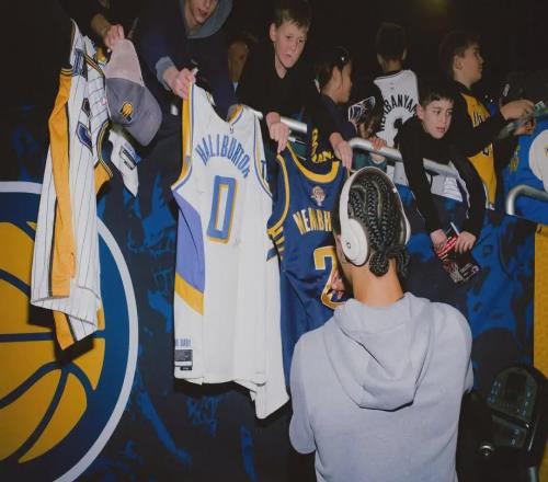 最后1分鐘落后9分的大逆轉(zhuǎn)，他統(tǒng)治加時(shí)賽！曾絕殺詹姆斯一球成名