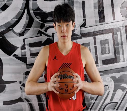 NBA新秀楊瀚森訓(xùn)練營(yíng)采訪中坦誠(chéng)真實(shí)一面，坦言適應(yīng)過(guò)程不易